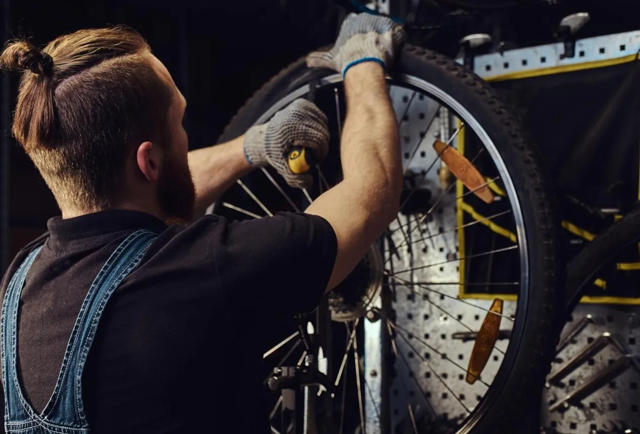 Пробили колесо велосипеда в дороге, что делать